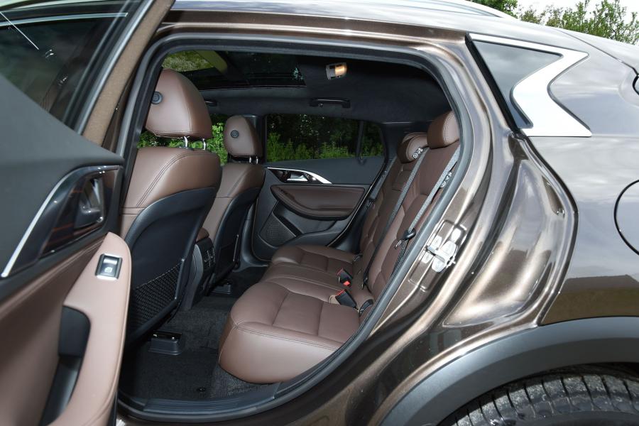 Интерьер Infiniti QX30 2.2d AWD 2016 года  (UK) (фото 29 из 30)